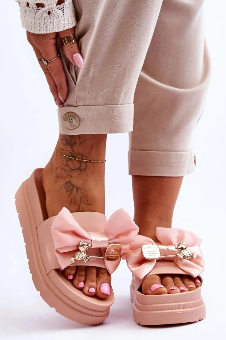 Klapki Z Kokardą I Ozdobnym Misiem Jasnoróżowe Suzy