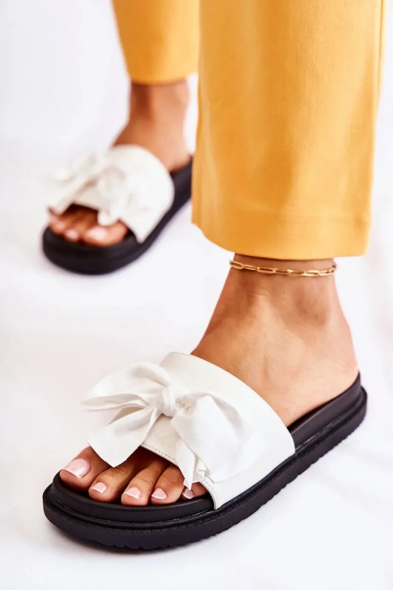 Klasyczne Damskie Klapki Skórzane Z Kokardą Białe Dessy