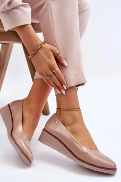 Klasyczne Lakierowane Czółenka Na Koturnie Czarne Paola