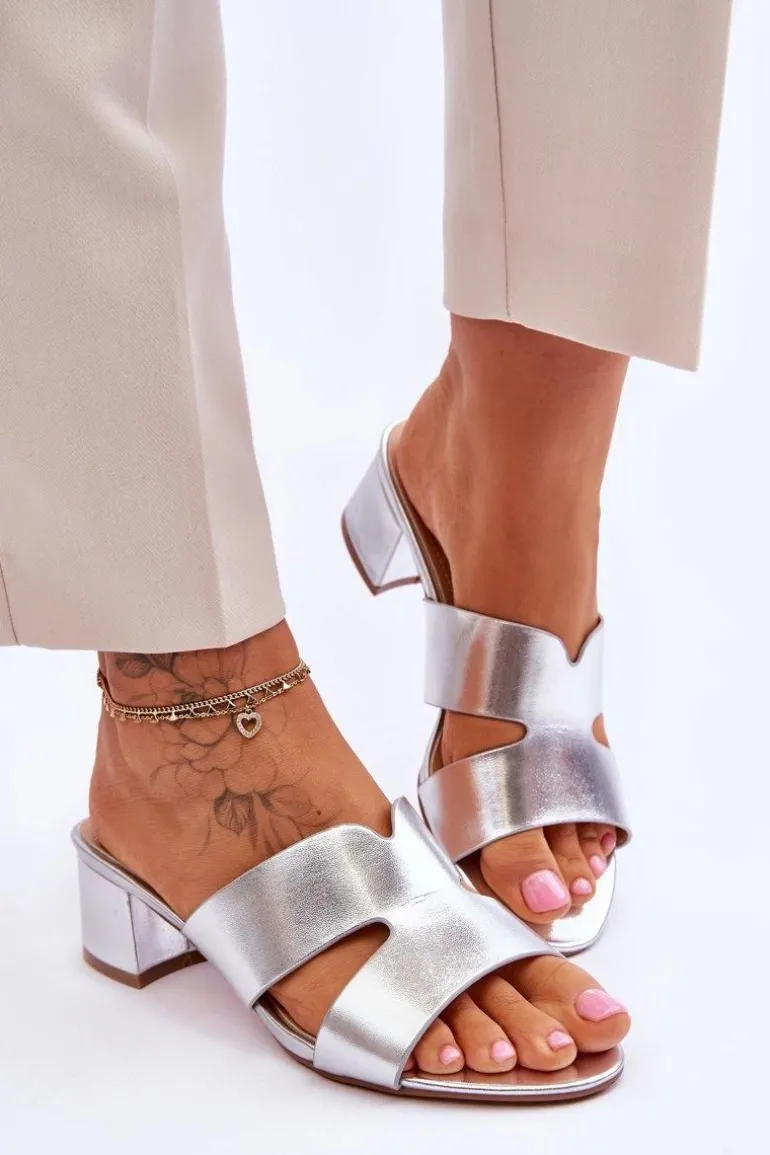 Klasyczne Skórzane Klapki Na Niskim Obcasie Srebrne Miley