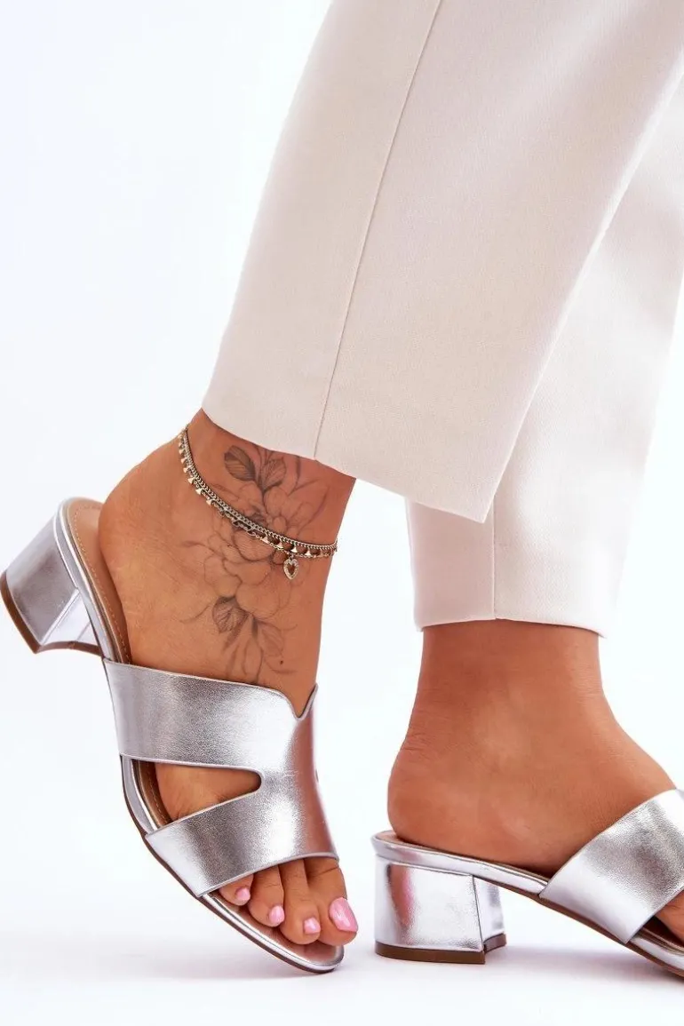 Klasyczne Skórzane Klapki Na Niskim Obcasie Srebrne Miley