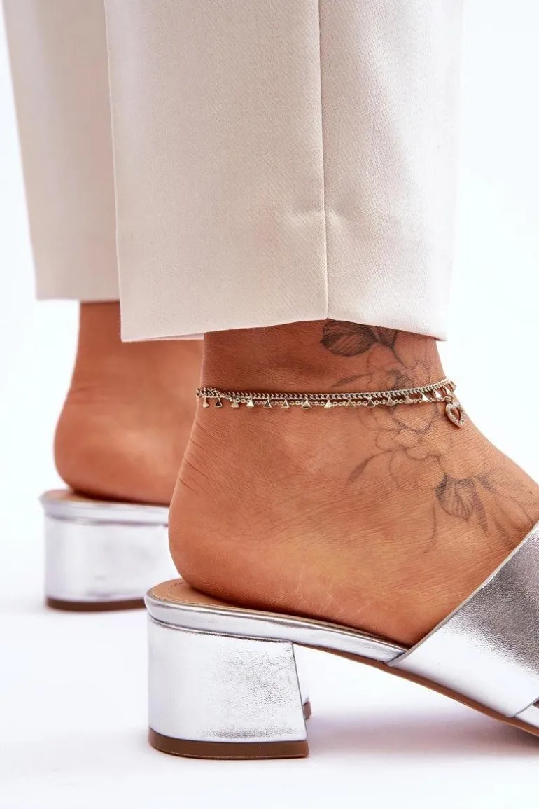 Klasyczne Skórzane Klapki Na Niskim Obcasie Srebrne Miley