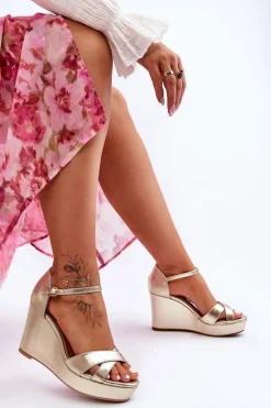 Klasyczne Skórzane Sandały Na Koturnie Złote Givana