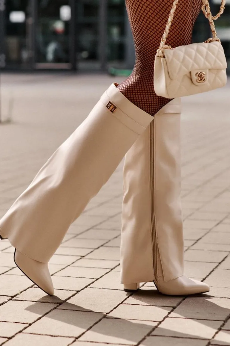 Kozaki Damskie Eko Skórzane Z Wywiniętą Cholewką Na Słupku Jasnobeżowe Avamora