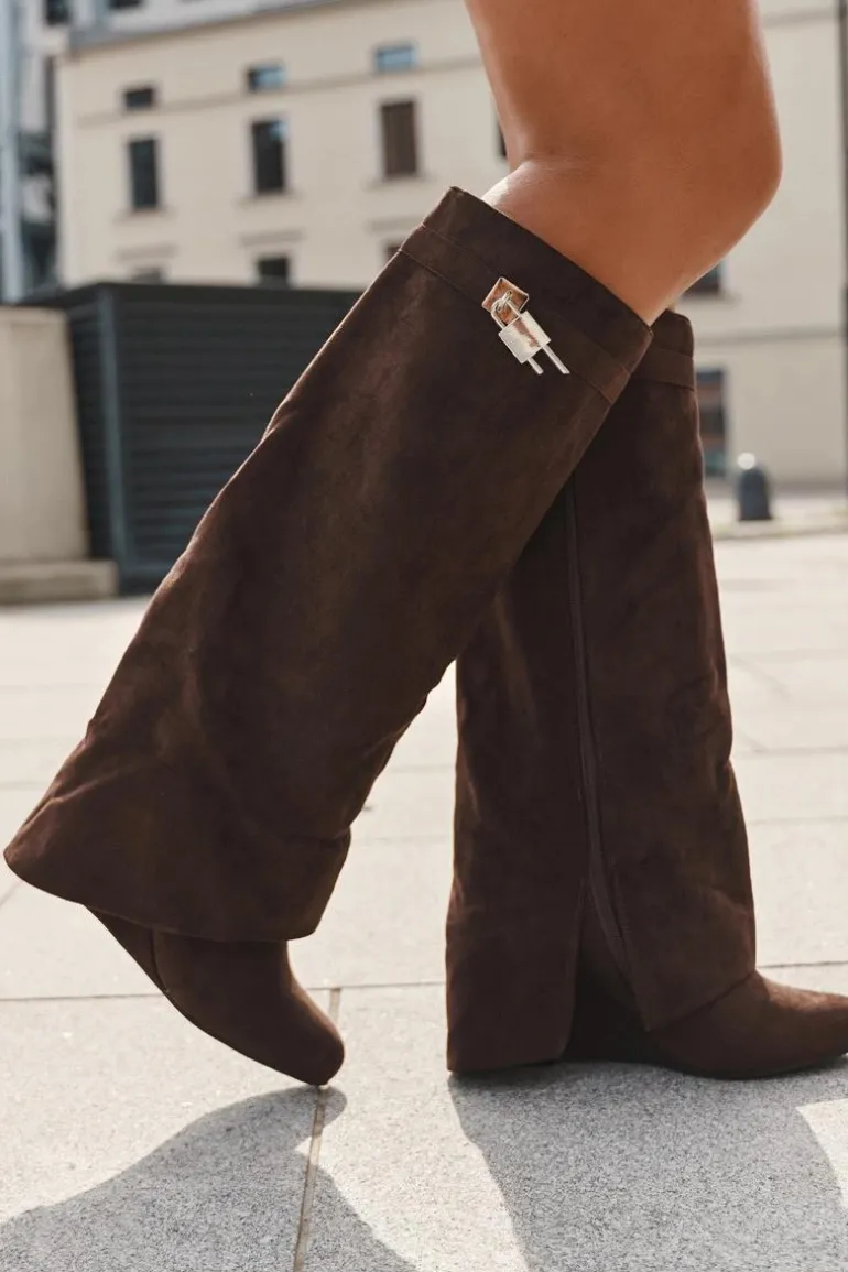 Kozaki Damskie Na Koturnie Z Paskiem I Srebrnym Detalem Czekoladowe Korivelle