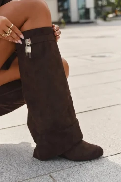 Kozaki Damskie Na Koturnie Z Paskiem I Srebrnym Detalem Czekoladowe Korivelle