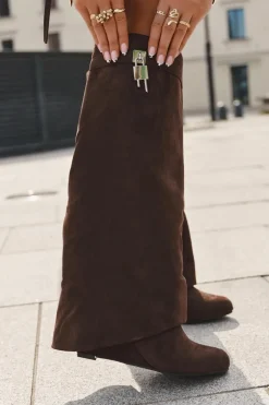 Kozaki Damskie Na Koturnie Z Paskiem I Srebrnym Detalem Czekoladowe Korivelle