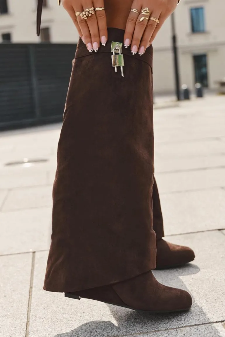 Kozaki Damskie Na Koturnie Z Paskiem I Srebrnym Detalem Czekoladowe Korivelle