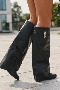 Kozaki Damskie Na Koturnie Z Paskiem I Srebrnym Detalem Eko Skórzane Czarne Korivelle