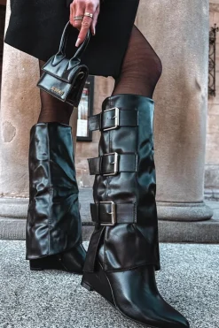 Kozaki Damskie Na Koturnie Z Wywiniętą Cholewką I Srebrnymi Klamrami Czarne Sarisse