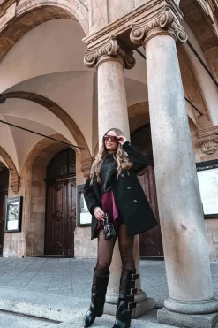 Kozaki Damskie Na Koturnie Z Wywiniętą Cholewką I Srebrnymi Klamrami Czarne Sarisse