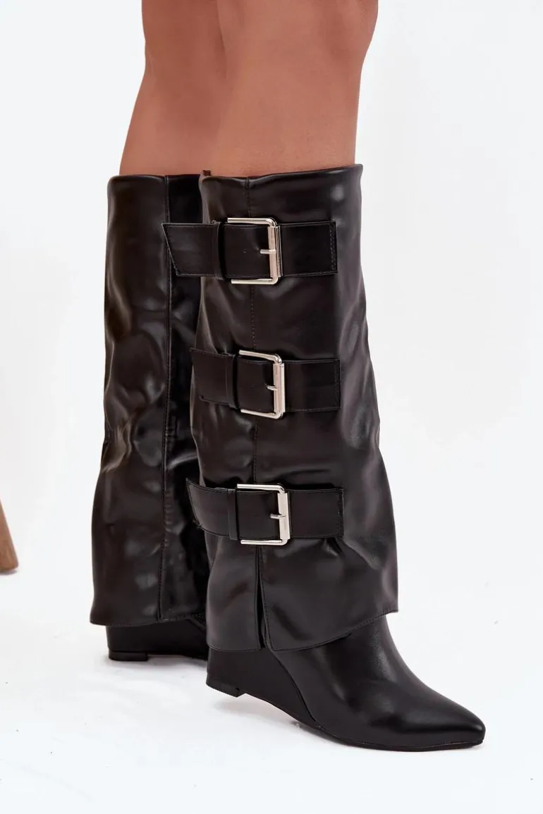 Kozaki Damskie Na Koturnie Z Wywiniętą Cholewką I Srebrnymi Klamrami Czarne Sarisse