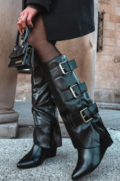 Kozaki Damskie Na Koturnie Z Wywiniętą Cholewką I Srebrnymi Klamrami Czarne Sarisse