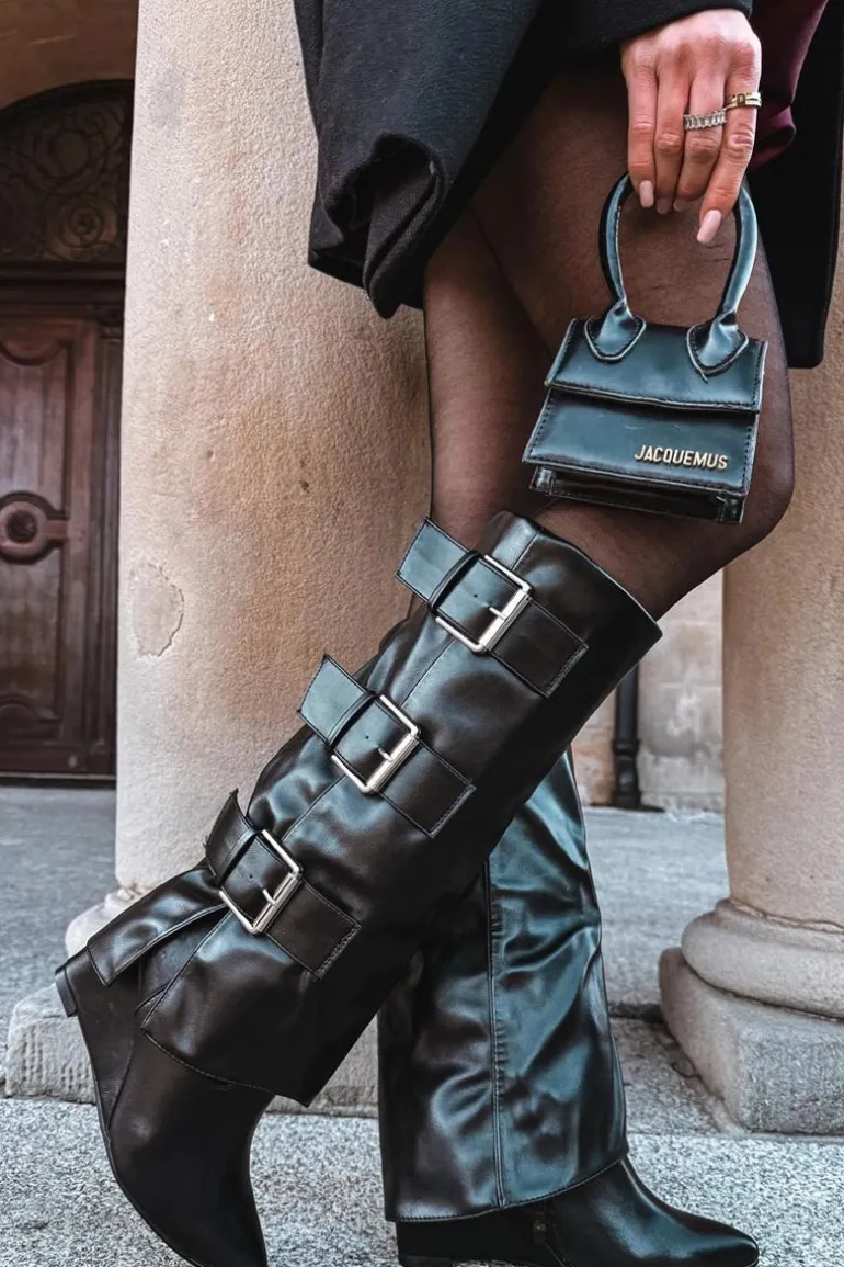 Kozaki Damskie Na Koturnie Z Wywiniętą Cholewką I Srebrnymi Klamrami Czarne Sarisse