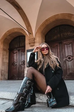 Kozaki Damskie Na Koturnie Z Wywiniętą Cholewką I Srebrnymi Klamrami Czarne Sarisse