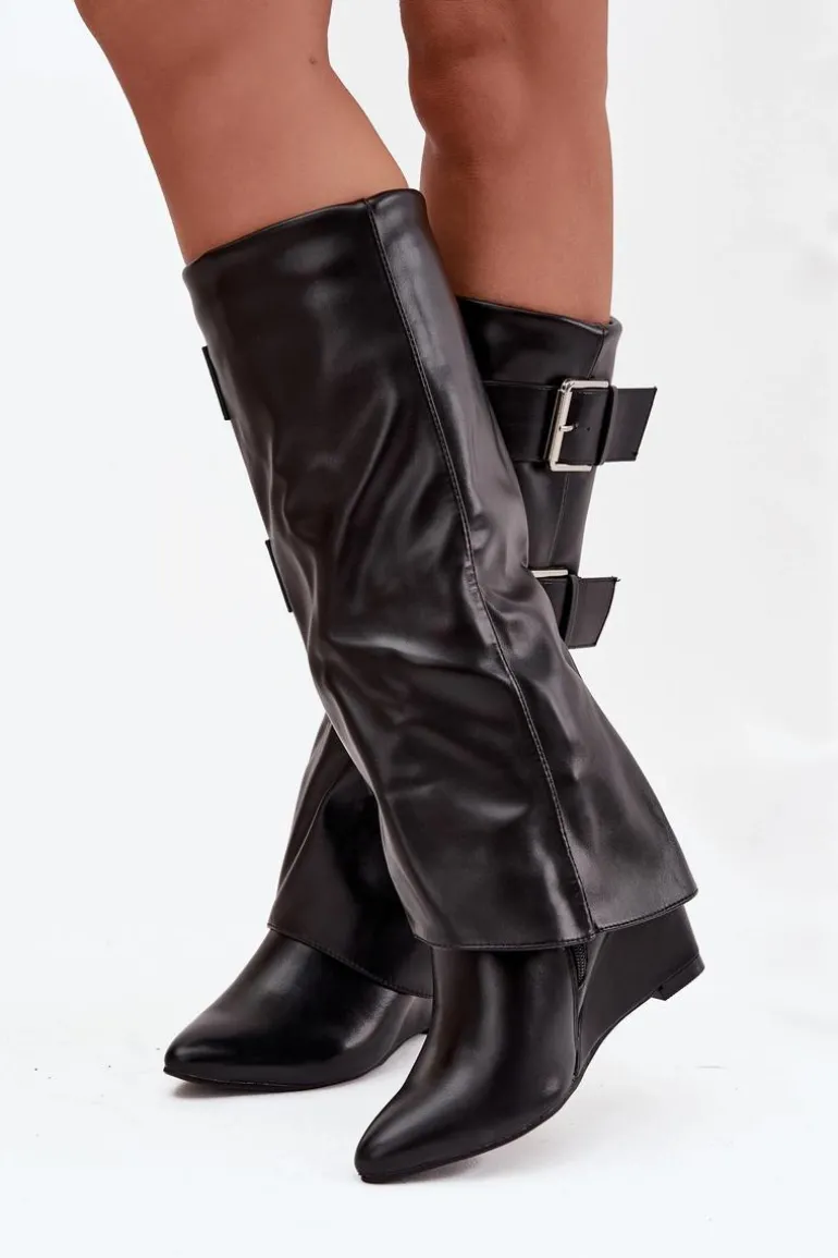 Kozaki Damskie Na Koturnie Z Wywiniętą Cholewką I Srebrnymi Klamrami Czarne Sarisse