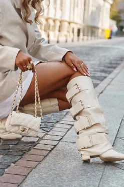 Kozaki Damskie Na Słupku Z Wywiniętą Cholewką I Złotymi Klamrami Jasnobeżowe Isavelle