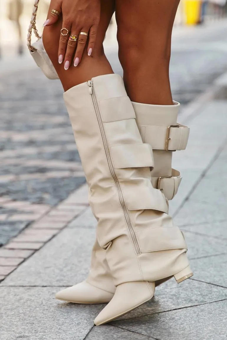 Kozaki Damskie Na Słupku Z Wywiniętą Cholewką I Złotymi Klamrami Jasnobeżowe Isavelle