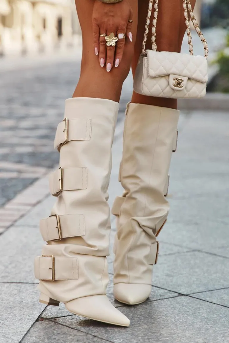 Kozaki Damskie Na Słupku Z Wywiniętą Cholewką I Złotymi Klamrami Jasnobeżowe Isavelle