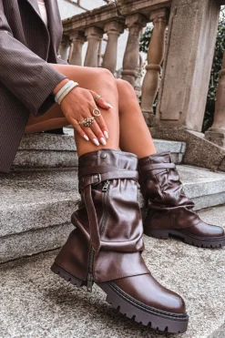 Kozaki Damskie Z Wywiniętą Cholewką Do Połowy Łydki Z Paskiem Czekoladowe Darisa