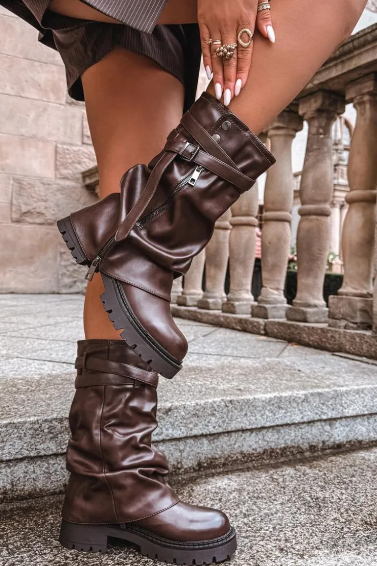 Kozaki Damskie Z Wywiniętą Cholewką Do Połowy Łydki Z Paskiem Czekoladowe Darisa