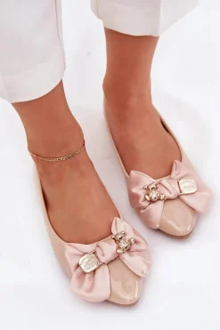 Lakierowane Baleriny Z Kokardą I Złotą Broszką Beżowe Rivona