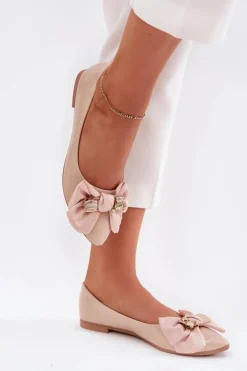 Lakierowane Baleriny Z Kokardą I Złotą Broszką Beżowe Rivona