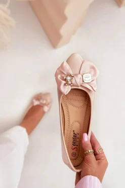 Lakierowane Baleriny Z Kokardą I Złotą Broszką Beżowe Rivona