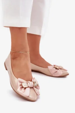 Lakierowane Baleriny Z Kokardą I Złotą Broszką Beżowe Rivona