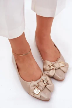 Lakierowane Baleriny Z Kokardą I Złotą Broszką Ciemnobeżowe Rivona