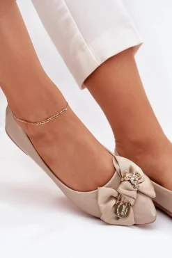 Lakierowane Baleriny Z Kokardą I Złotą Broszką Ciemnobeżowe Rivona