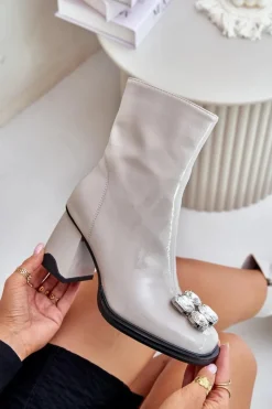 Lakierowane Botki Damskie Na Słupku Z Ozdobą D&A MR880-019 Jasnoszare