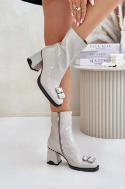 Lakierowane Botki Damskie Na Słupku Z Ozdobą D&A MR880-019 Jasnoszare