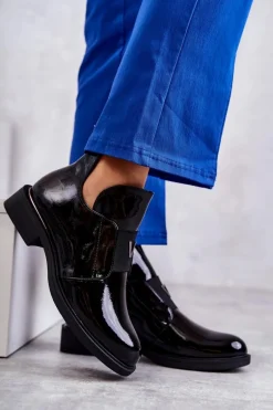 Lakierowane Botki Z Wycięciami Na Płaskim Obcasie Czarne Eunice