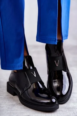 Lakierowane Botki Z Wycięciami Na Płaskim Obcasie Czarne Eunice