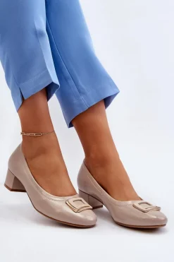 Lakierowane Czółenka Na Klocku Z Ozdobą Beżowe Enollia