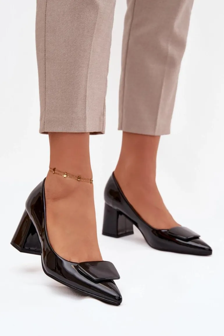 Lakierowane Czółenka Na Słupku Z Ozdobą Czarne Isoline