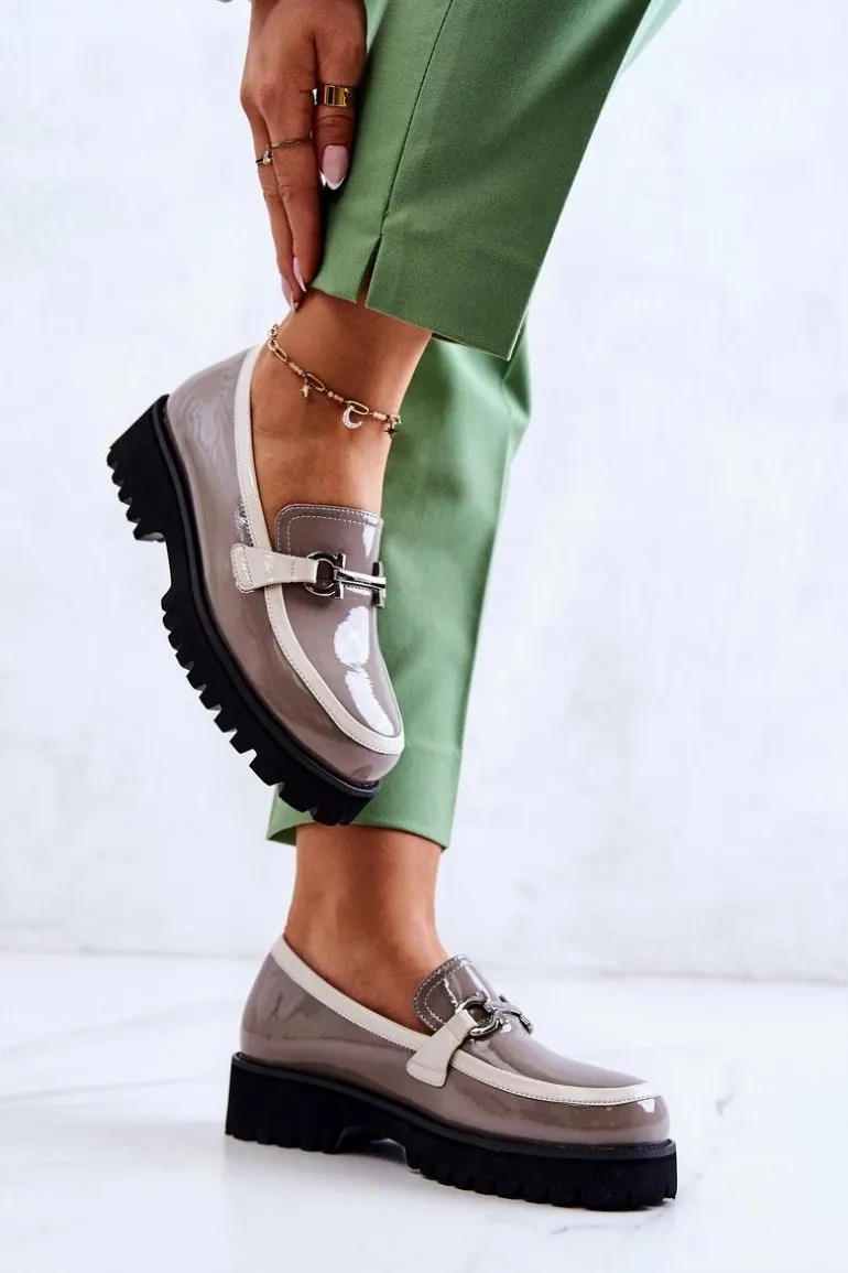 Lakierowane Damskie Półbuty Loafery Beżowo-Białe Cassida