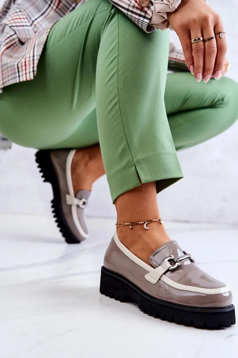 Lakierowane Damskie Półbuty Loafery Beżowo-Białe Cassida