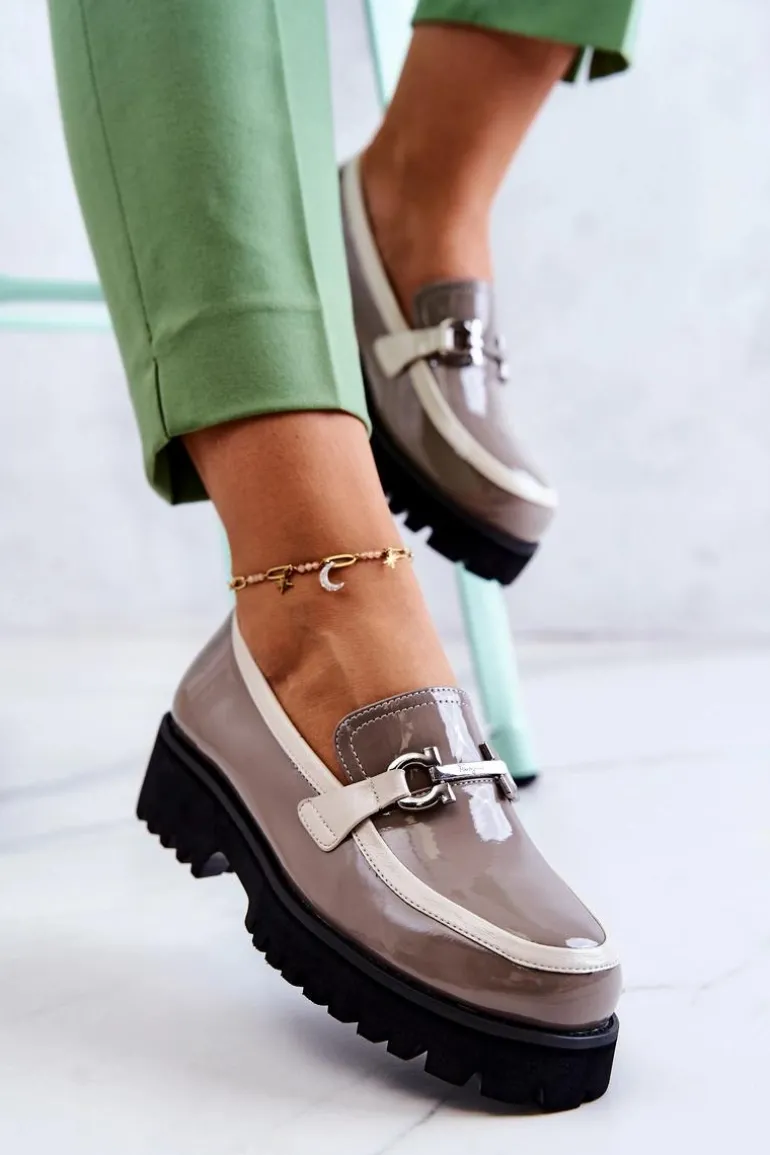 Lakierowane Damskie Półbuty Loafery Beżowo-Białe Cassida