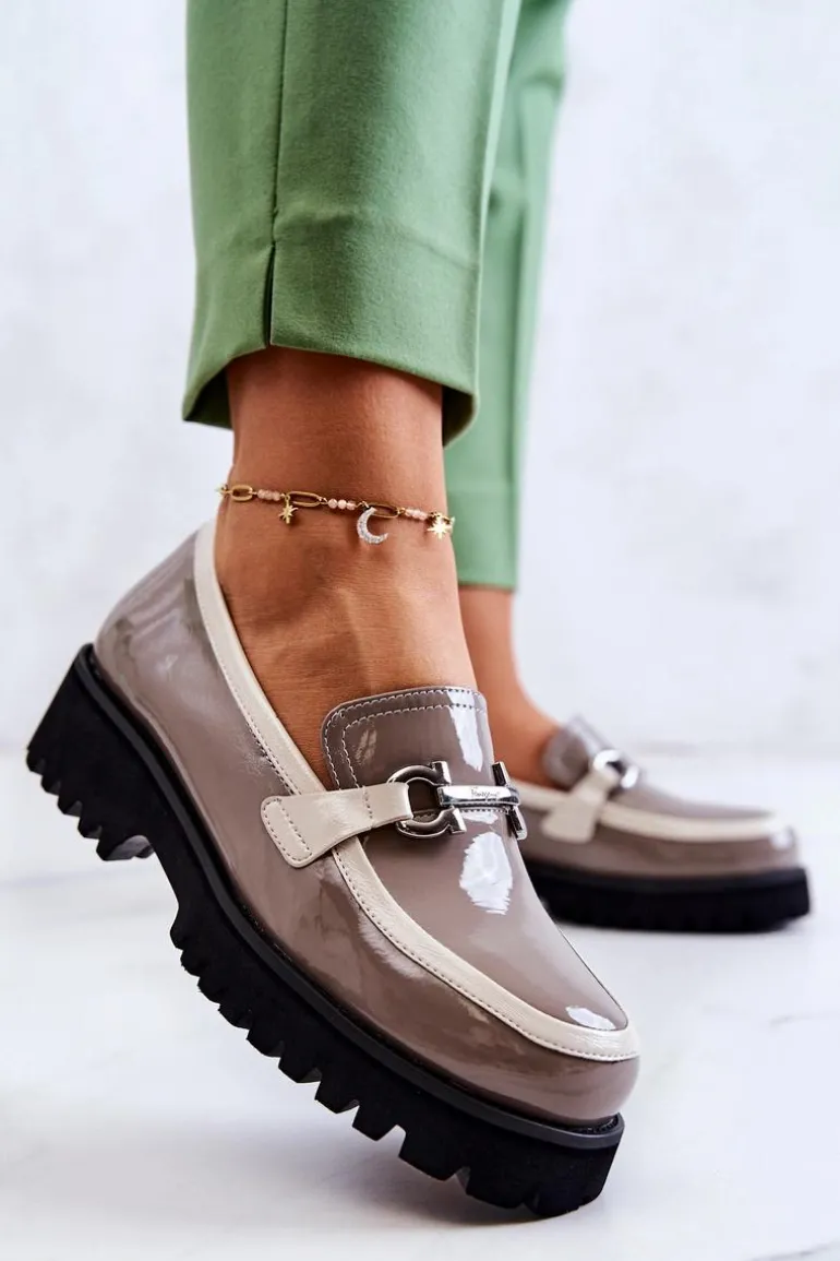 Lakierowane Damskie Półbuty Loafery Beżowo-Białe Cassida