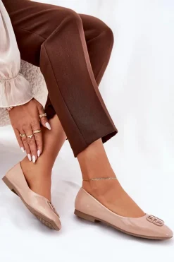 Lakierowane Eleganckie Baleriny Damskie Z Ozdobnym Detalem Vinceza 17377 Beżowe
