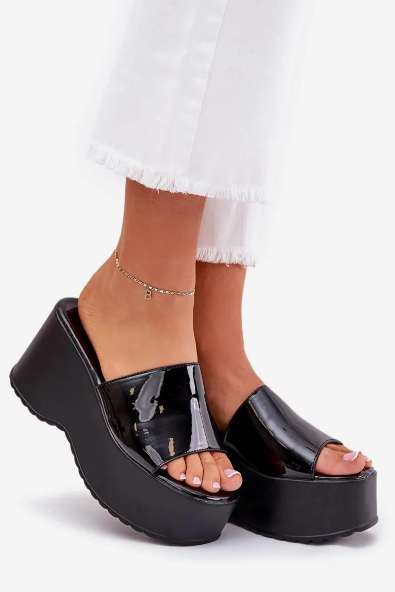 Lakierowane Klapki Damskie Na Platformie I Koturnie Czarne Nellevia