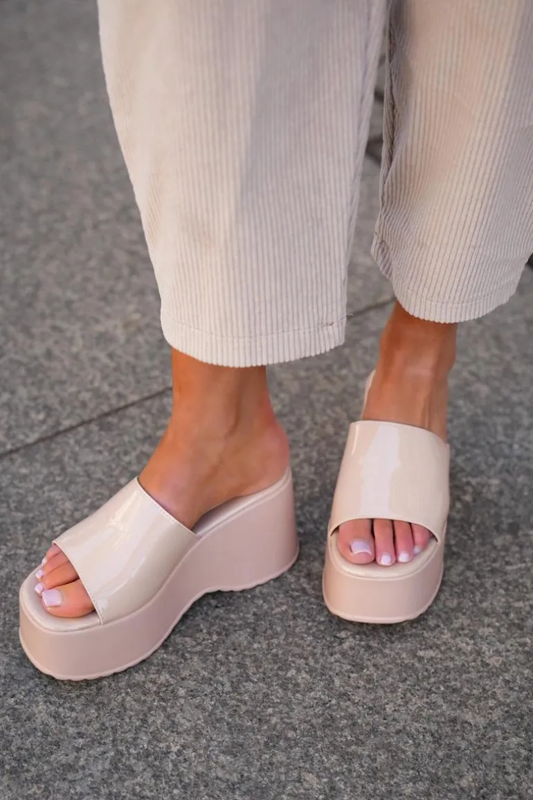 Lakierowane Klapki Damskie Na Platformie I Koturnie Beżowe Nellevia