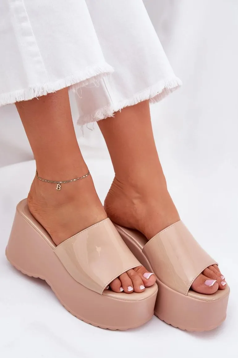 Lakierowane Klapki Damskie Na Platformie I Koturnie Beżowe Nellevia