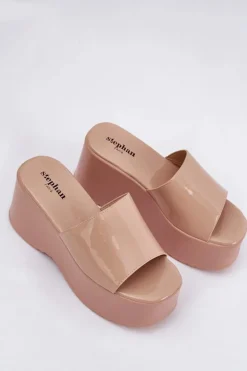 Lakierowane Klapki Damskie Na Platformie I Koturnie Beżowe Nellevia