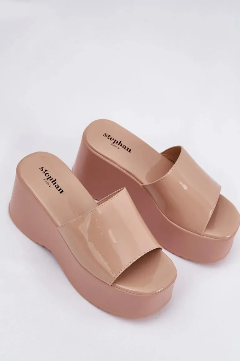 Lakierowane Klapki Damskie Na Platformie I Koturnie Beżowe Nellevia
