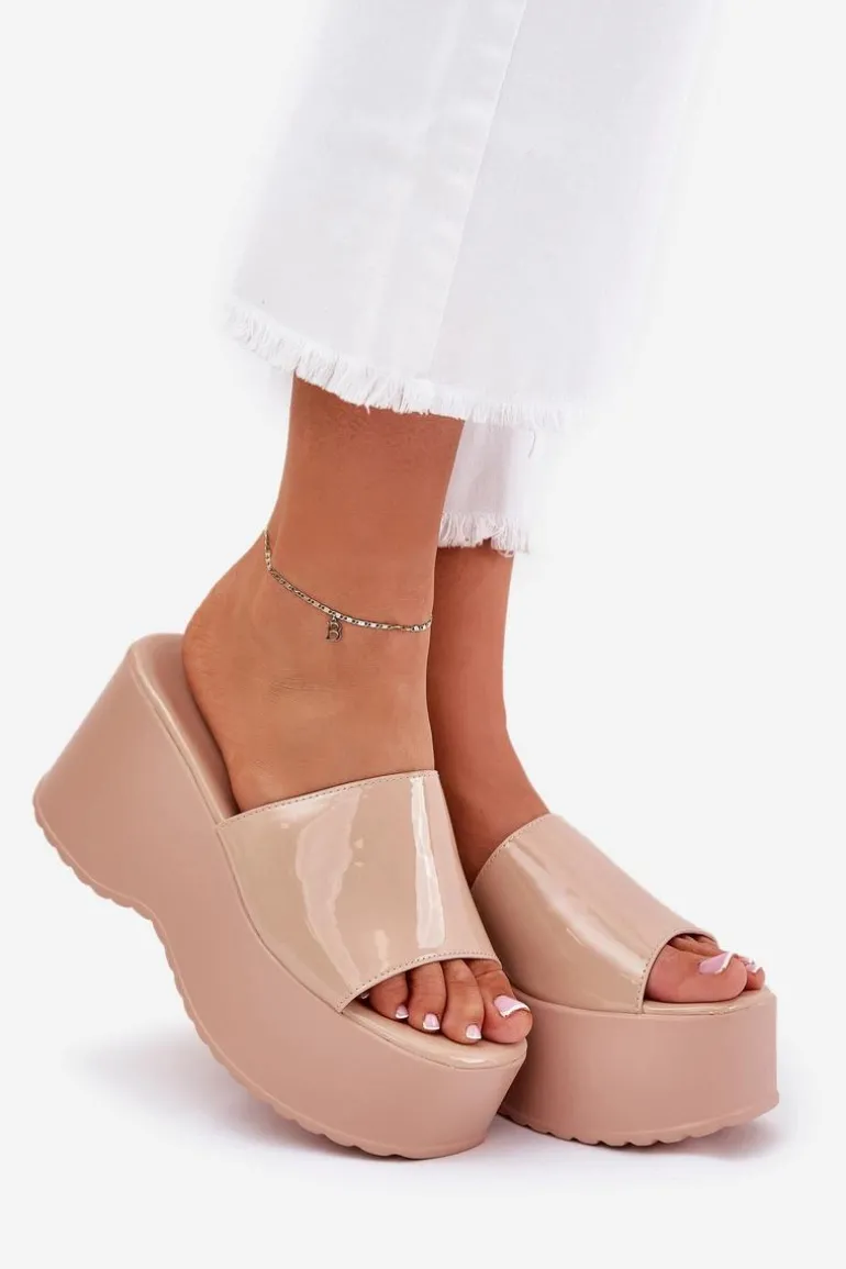 Lakierowane Klapki Damskie Na Platformie I Koturnie Beżowe Nellevia