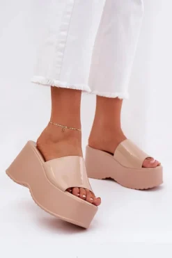 Lakierowane Klapki Damskie Na Platformie I Koturnie Beżowe Nellevia