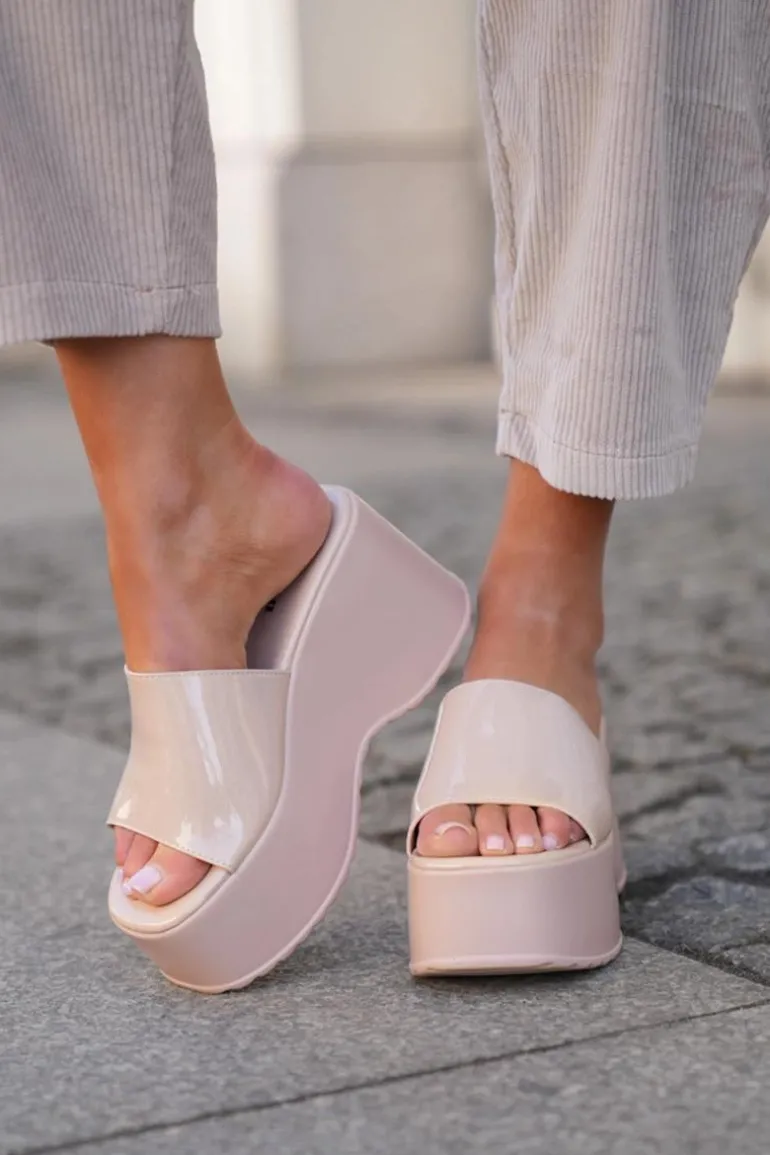 Lakierowane Klapki Damskie Na Platformie I Koturnie Beżowe Nellevia